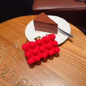 Dettaglio borsa pochette a bolle rossa, borsa a tracolla chic con catena dorata per donne.