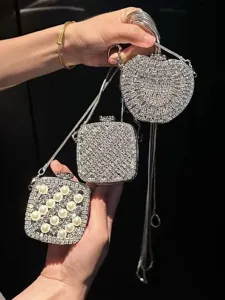 Nahaufnahme von funkelnden Strass-Mini-Apfel- und quadratischen Abendtaschen mit Perlen.