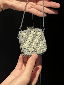 Mini Strass Perlen Box Tasche Detailansicht, stilvolle Metallkette Umhängetasche.