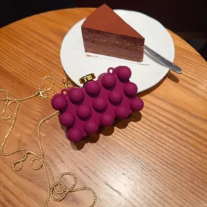 Elegante borsa da sera viola a bolle con catena dorata, ideale per feste ed eventi chic.