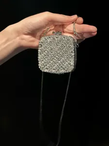Mini Strass Acryl Box Umhängetasche, glitzernde Abendtasche Detailansicht für Frauen.
