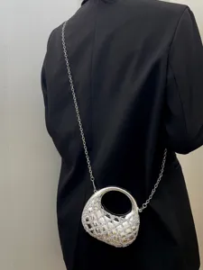 Exquisite Strass-Crescent-Abendtasche mit Metallkettenriemen für Damen Partykleidung.