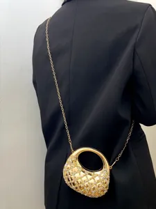 Elegante Strass-Mondsichel-Abendtasche mit feiner Metallkette für Partys und Damen.
