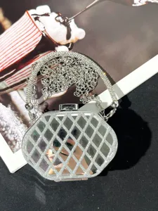 Elegante Strass Abendtasche Clutch mit Kette und glänzender metallischer Spiegeloptik.