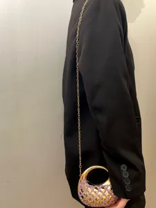 Elegante Strass-Mondsichel-Abendtasche mit Goldkettenriemen für Damen Partykleidung.