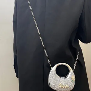 Elegante Strass Umhaengetasche mit rundem Metallgriff und Kette fuer taegliche Arbeit.