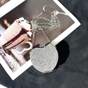 Silberne Strass Herz Mini Abendtasche Detailansicht, glänzende Metallkette Clutch Tasche.