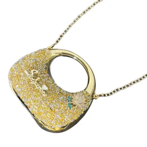 Elegante Strass Handtasche geformte Halskette mit Goldkette und funkelnden Kristallen.