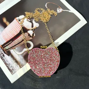Mini Acryl Abendtasche, glitzernde Strass Apfel Form, elegante Goldkette Detail.