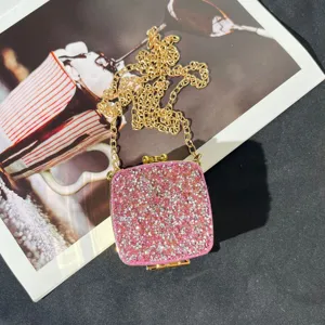Mini Acryl Strass Abendtasche mit Metallkettenriemen für Damen Party Mode elegant chic.