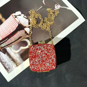 Nahaufnahme einer kleinen Strass Abendtasche mit goldener Kette, glitzernd glänzend.