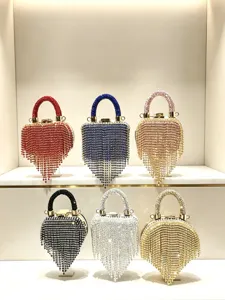 Detailaufnahme von glänzenden Strass Abendtaschen, die schön im Regal präsentiert sind.