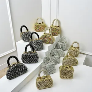 Elegante Strass Abendtasche mit funkelnden Kristallen und Metallgriff für Damen.