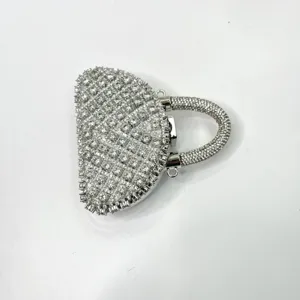 Nahaufnahme der funkelnden Strass-Abendtasche mit glänzenden Kristallen und feinen Details.