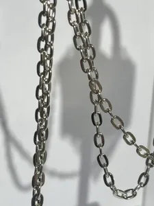 Silberne Metallkette Gurt Detail Nahaufnahme mit ineinandergreifenden Gliedern Glanz.