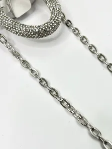 Nahaufnahme der glitzernden Strassringschleife mit edlem silbernen Metallkettenriemen.