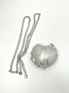 Dettaglio mini marsupio cuore in strass argento, borsa per rossetto di cristallo lucido.