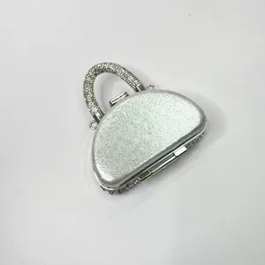 Silberne Glitzer-Abendtasche Detail, Strass-Griff und Metallverschluss funkeln elegant.