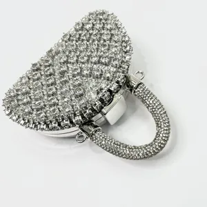 Detaillierte Ansicht der funkelnden Strass-Mini-Handtasche mit silbernem Griff für elegante Abende.