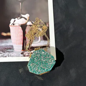 Mini Acryl Abendtasche mit grünen Strasssteinen und goldener Kette für stilvolle Damen.