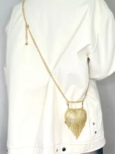 Dettaglio mini marsupio cuore strass elegante con cristalli scintillanti e catena dorata.