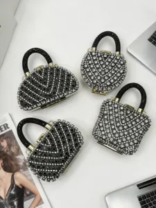 Detailansicht der funkelnden Strass-Minihandtasche mit Perlenriff und elegantem Kristalldesign.
