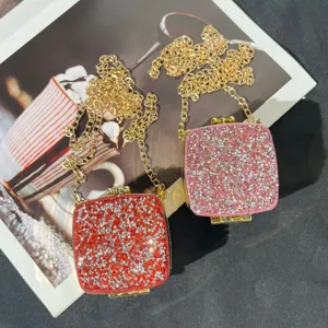 Mini Acryl Strass Abendtasche mit goldener Kette, perfekt für Lippenstift und kleine Artikel.