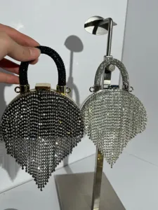 Atemberaubende Strass Abendtasche mit funkelnden Kristallen, runder Clutch und Fransen.