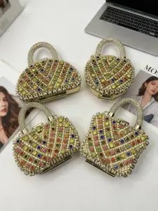 Detailaufnahme der Strass-Abendtasche mit exquisiter Kristall- und farbiger Edelstein-Einlage.