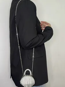 Strass Fransen Mini Kette Umhängetasche Abendtasche Detailansicht für stilvolle Damen.