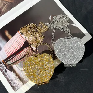Detailansicht der mini Strass Apfel Abendtasche mit Kette, stilvolle Gold und Silber Optionen.