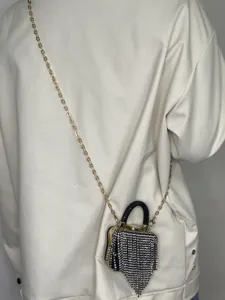 Detailansicht einer glitzernden Strass-Mini-Kettentasche, quer über den Körper getragen.
