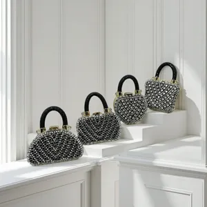 Elegante Pailletten Abendtasche mit funkelnden Kristallen und luxuriöser goldener Hardware.