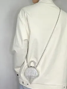 Mini Strass Umhängetasche Detail, glänzende Abendtasche mit Kette und modischem Quasten-Design.