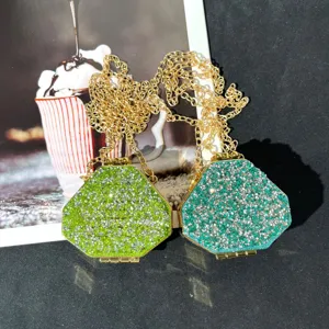 Mini Strass Abendtasche, polygonales Acryl-Design mit Goldkette, stilvolle Detailansicht.