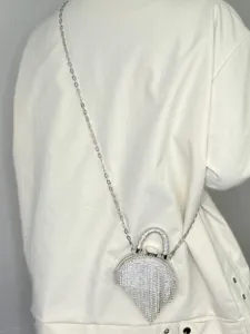 Mini Strass Umhängetasche Detailansicht mit funkelnden Kristallen und Metallkette.