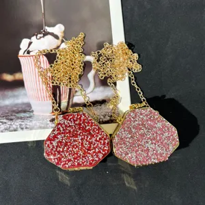 Nahaufnahme der Mini Sechseck Strass Abendtasche mit glänzenden Kristallen und Goldkette.