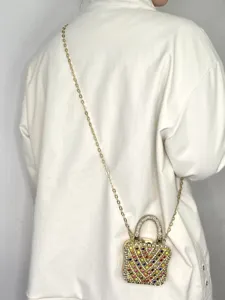 Detailansicht der stylischen Strass-Ketten-Umhängetasche, elegante glitzernde Abendtasche.