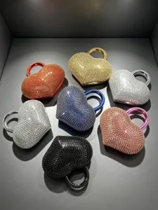 Primo piano di borse pochette a cuore scintillanti con strass in vari colori vivaci.