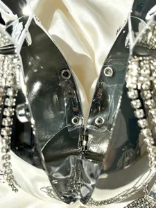 Detailansicht der silbernen Metallic-Abendtasche mit glitzernden Strass-Fransen Akzenten.