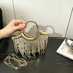 Goldene Abendtasche aus Metall mit glitzernden Strassfransen und rundem Griff.