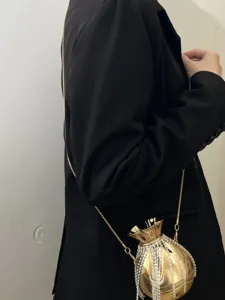 Goldfarbene Abendtasche Detailansicht mit glänzenden Strassfransen und edler Metallkette.
