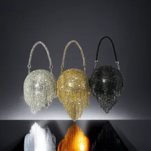 Sac de soirée élégant à franges en strass avec cristaux scintillants et poignée chic.