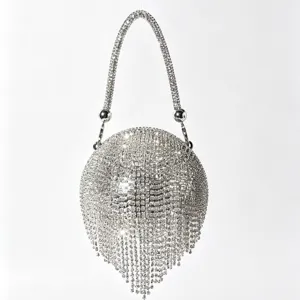 Détail du sac de soirée étincelant en strass, design à franges de cristal pour fête.