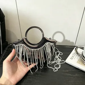 Kleine Abendtasche in Halbmondform mit funkelnden Strassfransen und Metallgriff elegant.