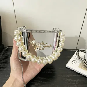 Borsa a scatola in acrilico argento con manico di perle e catena metallica elegante.