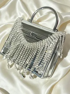 Silberne Acryl-Box Abendtasche mit glitzernden Strassfransen und elegantem Metalltragegriff.