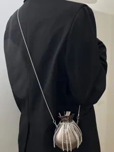 Schicke Nischen-Umhängetasche mit funkelnden Strassquasten für elegante Abendanlässe