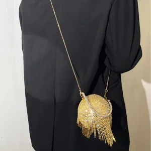 Sac de soirée boule strassé doré élégant avec franges étincelantes pour fêtes et banquets.