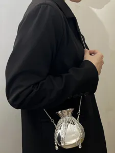 Elegante silberne Umhängetasche mit funkelnden Strassfransen für glamouröse Abende.